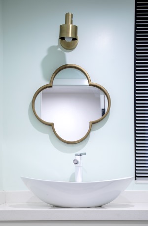 这面镜子的设计和厕所的设计搭配是完美的