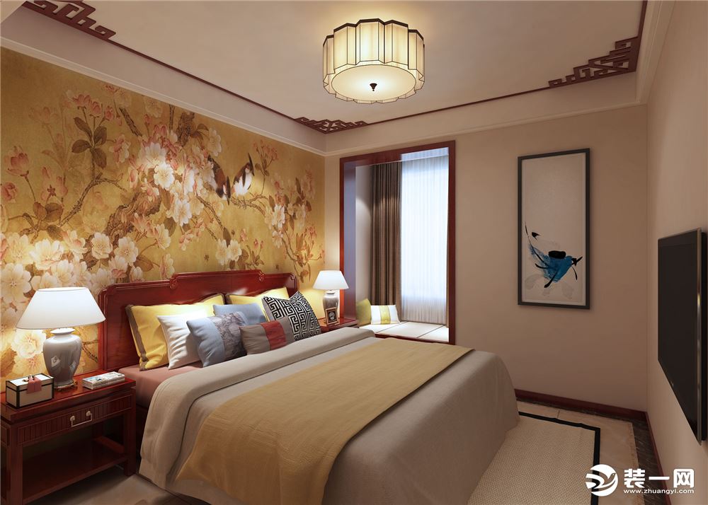 次卧的设计相对简单舒适，床头背景墙满贴花鸟壁画，在视觉上给人一种气势磅礴之势。顶面和整体风格运用一个