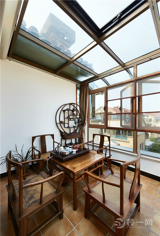 阳光房效果说明：简单一套休闲桌椅，喝茶休闲惬意的生活。