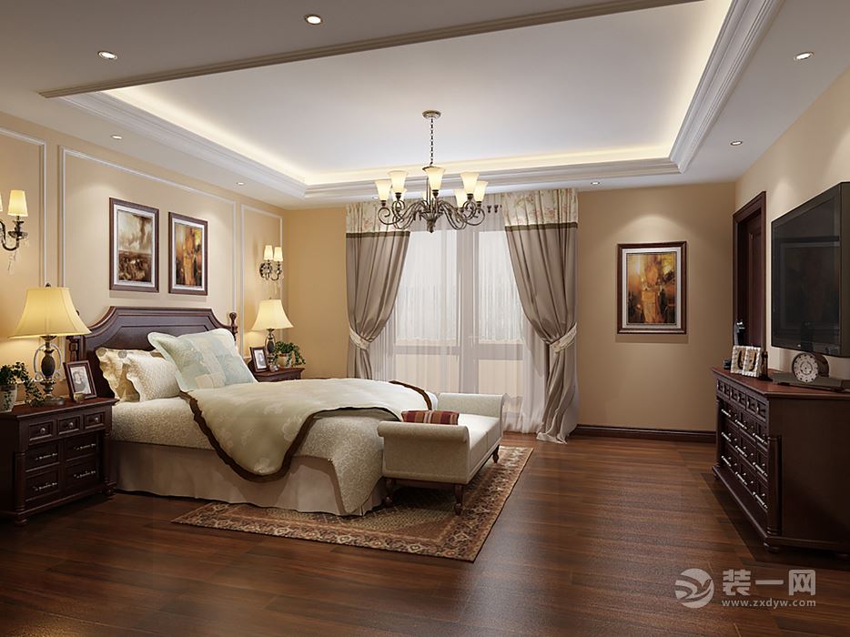 主卧室：美式实木大床，配上布艺床榻，床头背景采用直线石膏线造型，顶面直线造型吊顶，墙面黄色乳胶漆，整