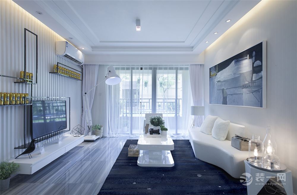 客厅使用两种地砖，用来作区分，把沙发的区域单独区分开来，然后用白色的沙发形成反差，这样整体空间既不会