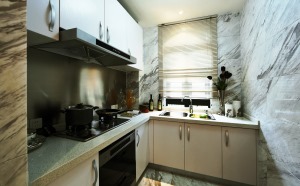 厨房效果说明：厨房墙地面用大理石修饰，整体以简约的形式表达，更注重简约实用。
