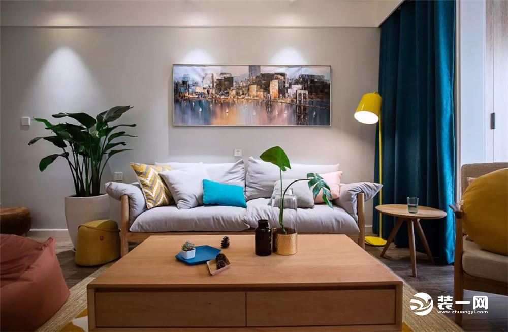 整个客厅在木质地板与电视柜、茶几的基础，结合上舒适自然的布艺沙发，再点缀上鲜艳的抱枕、清新的绿植，整