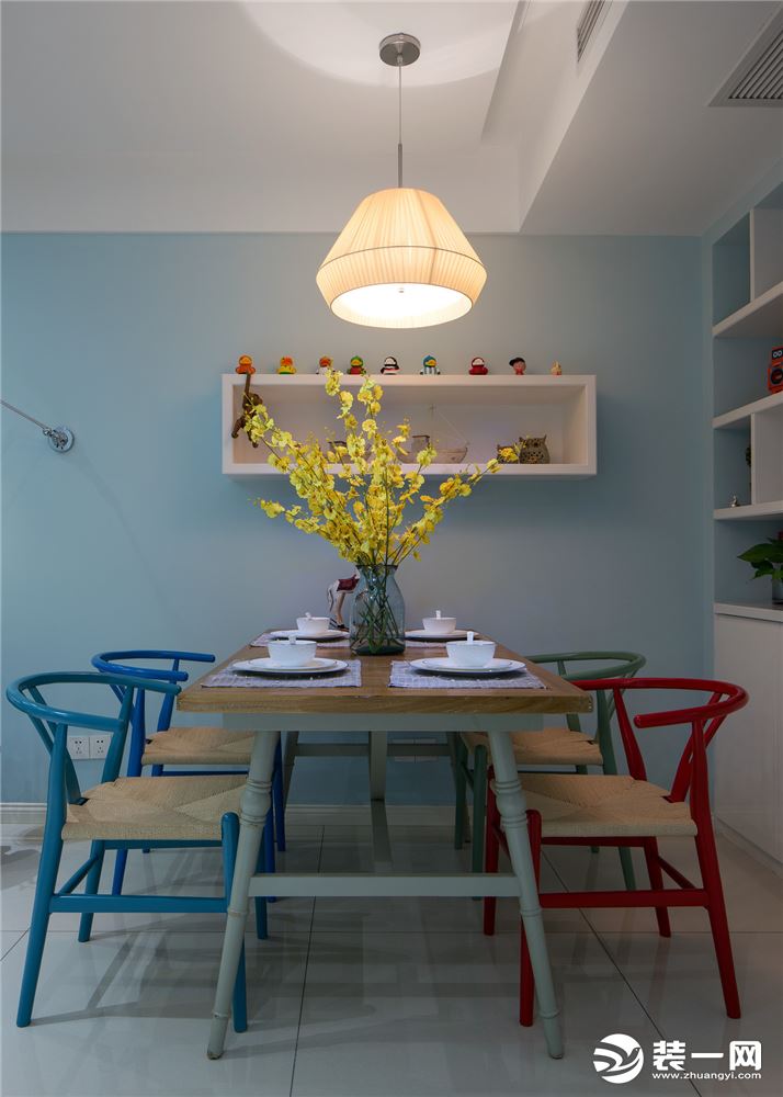 【万景荔知湾】现代简约两居室装修样板间，餐桌