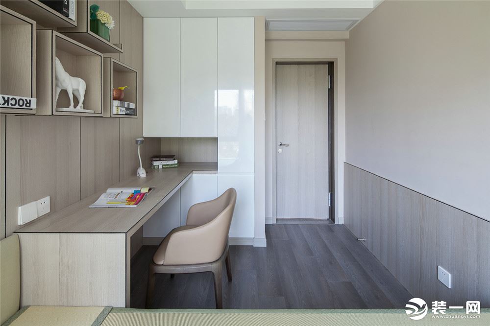 金辉公园里140平三居室现代简约装修样板间，书桌