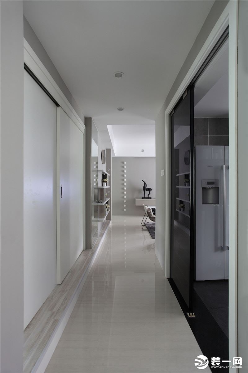西安海伦国际小区130平三居室现代简约装修半包6W，过道储物间