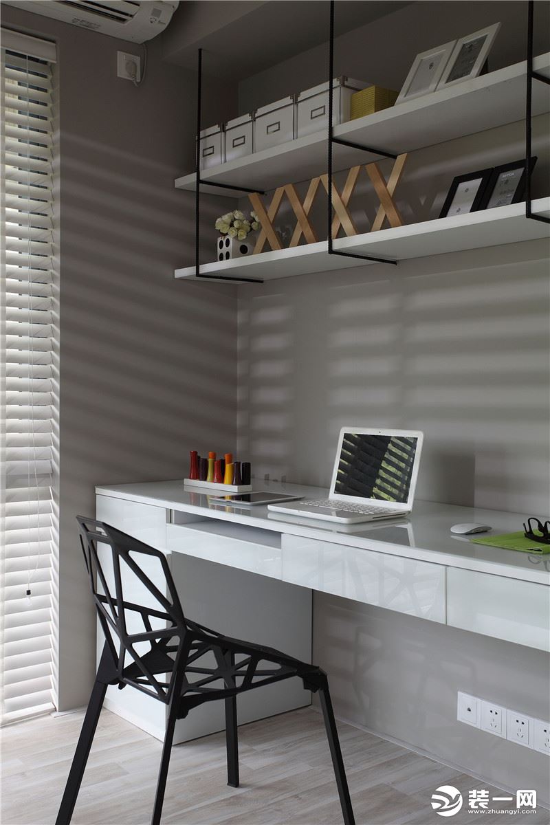 西安海伦国际小区130平三居室现代简约装修半包6W，书桌