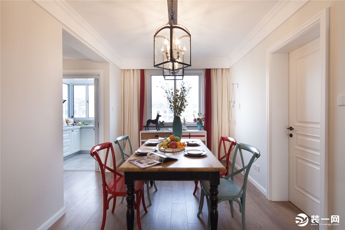 西安金科天籁城小区125平三居室房子简美风格设计方案，餐厅餐桌
