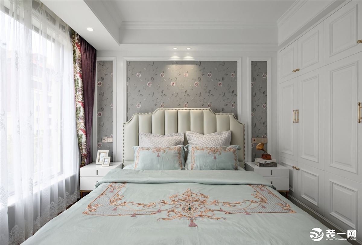 欧式卧室吊灯地板床头背景墙装修效果图 – 设计本装修效果图