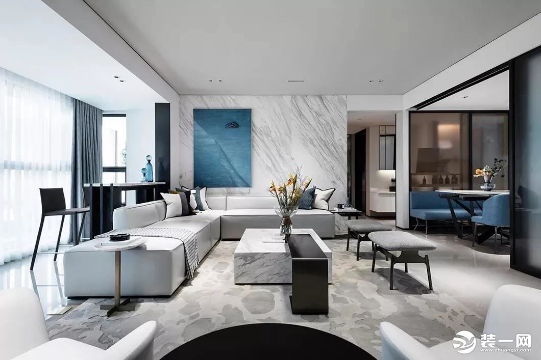 客厅空间以休闲与家庭互动功能为主导，没有电视墙的设计布置，黑白配的家具细节，结合灰色的地毯与沙发，带