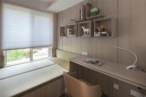 金輝公園里140平三居室現代簡約裝修樣板間，書房榻榻米
