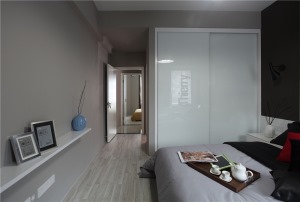 西安海伦国际小区130平三居室现代简约装修半包6W，主卧衣柜