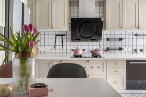 厨房，干净的墙面小白砖，独特的地面花砖，干净整洁的灶台，米灰色的橱柜，以粉红色的锅点缀提亮，从视觉效