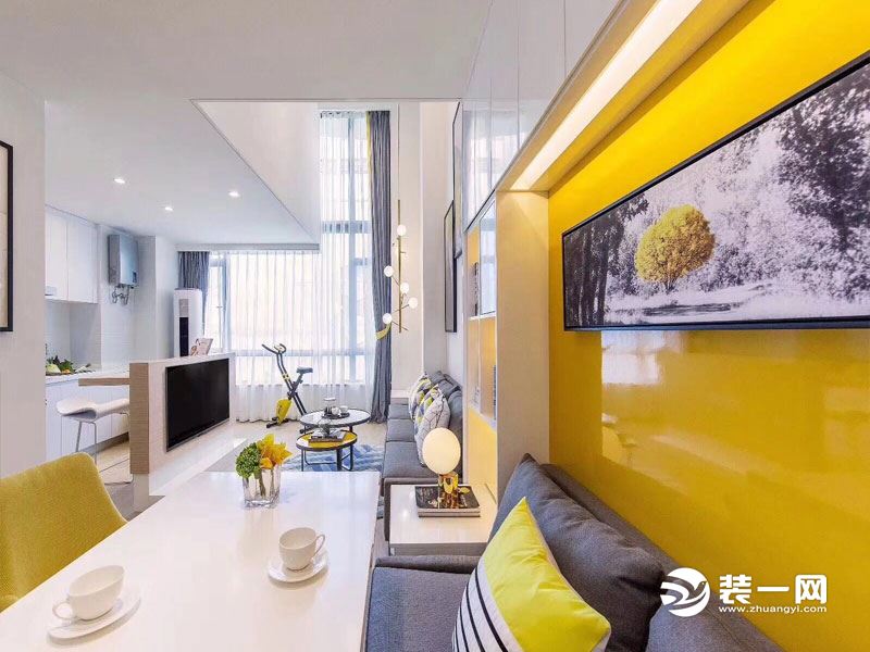［客厅］个性鲜明的黄色系 是客厅给人的第一个印象 元素不多，但一眼制服 简明的布置和流畅线条，
