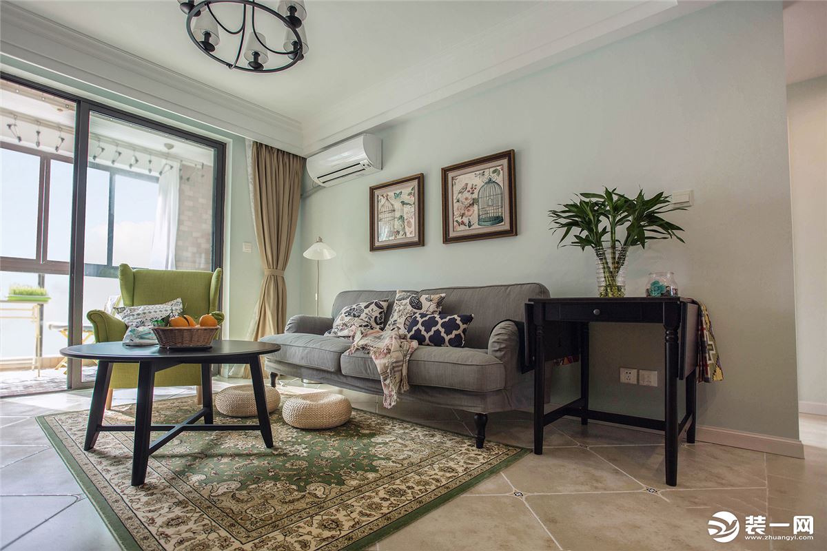 客厅浅灰色系列的沙发搭配胡桃色的美式家具，使空间显得稳重； 淡蓝色的墙面，绿色的地毯，草绿色的单人椅