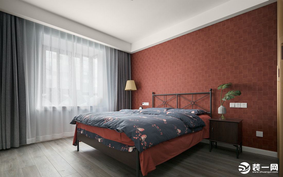 主卧背景运用当下最流行的砖红色作为背景 是女主人极其热爱的颜色 搭配黑色铁艺的床和灰色的窗帘 简洁明