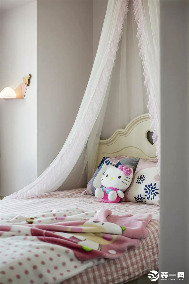 大女儿的儿童房，床头上挂上一款床幔，在粉色调的空间基础下，显得格外的优雅浪漫。