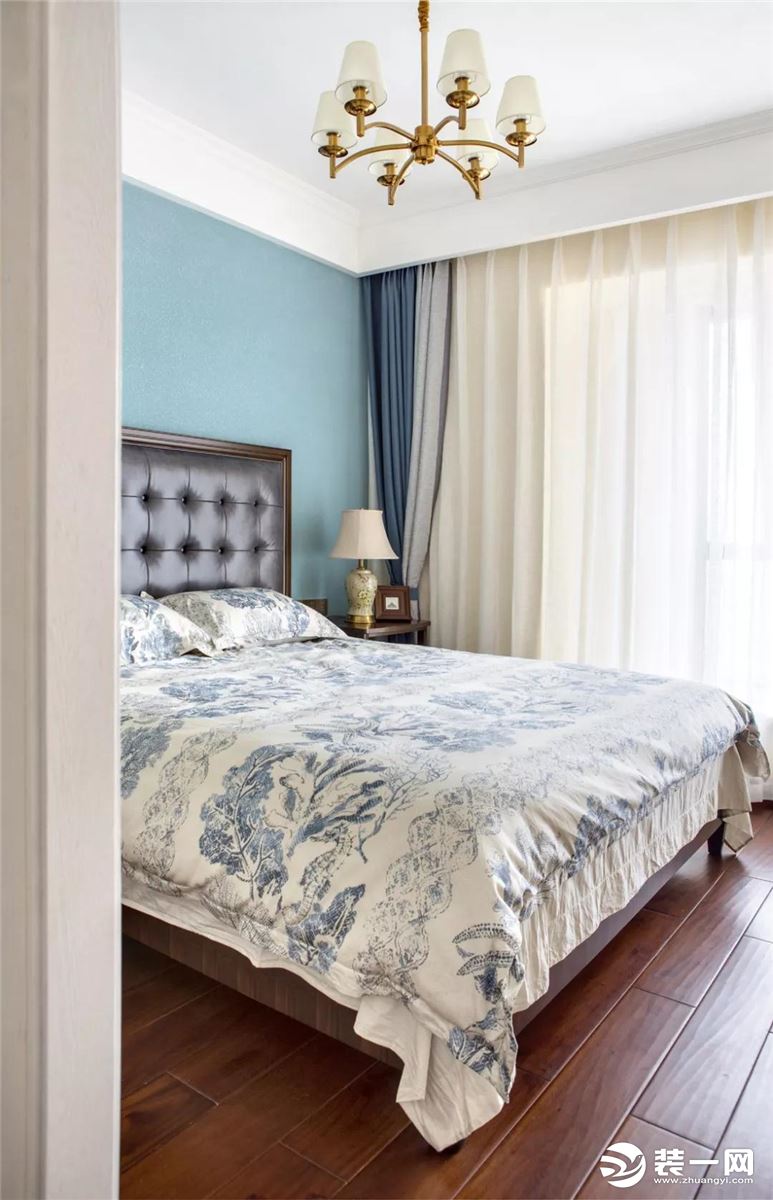 主卧背景墙使用了马卡龙蓝色，与窗帘的淡蓝色不同，两种不同的蓝色表现出了层次感，也与深色的家具形成对比