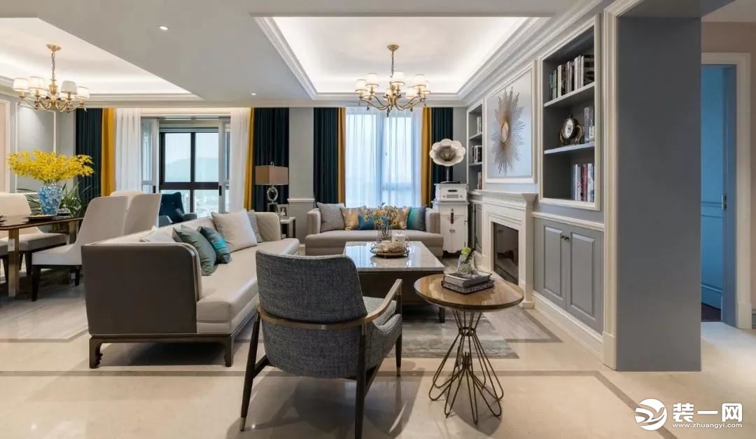 客厅以灰白为主色调，配合精致的家具和摆件，结合一款深蓝拼黄色的窗帘，打造出优雅大方的格调。