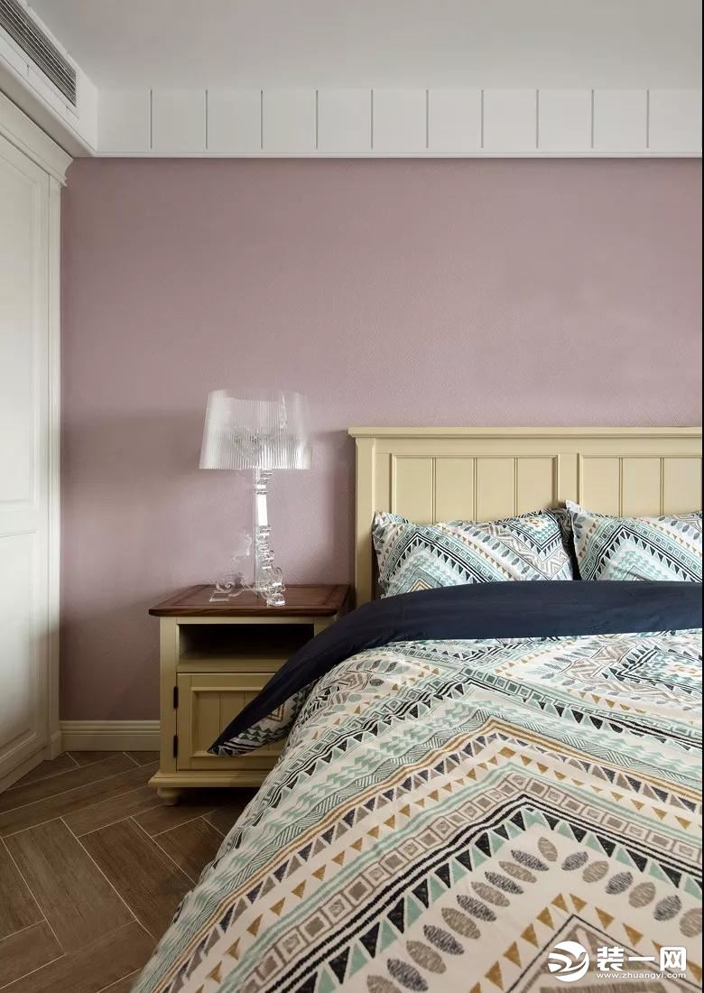 高箱床与衣柜合理利用空间收纳，几何图案的床品与主卧的床品保持一致。