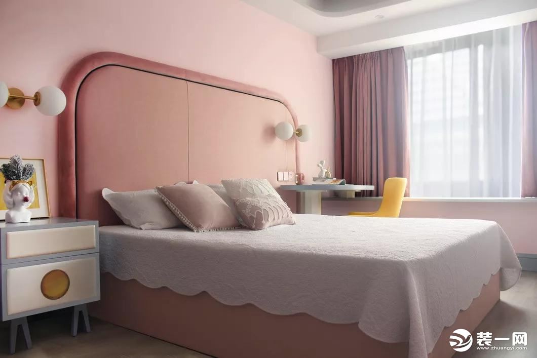 女儿房没有繁复的装饰，只用不同纯度的粉色去加强空间的层次感。