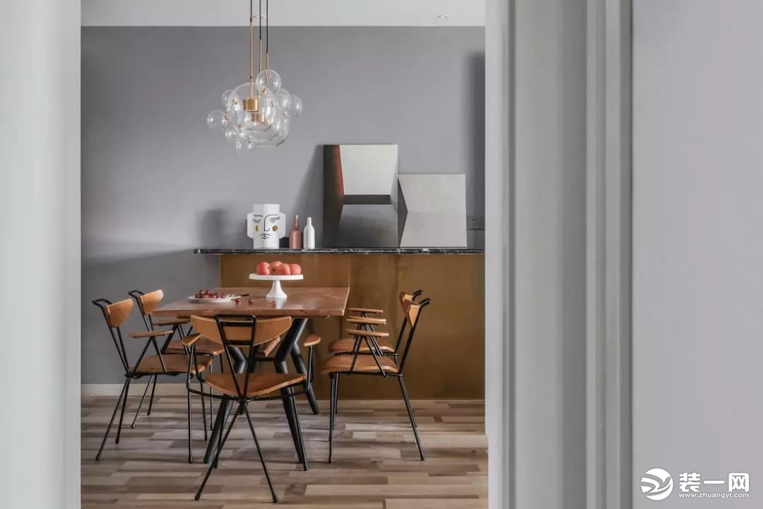 铁艺+木质的餐桌椅，布置在这个小资格调的餐厅里，满满的成熟与轻奢的味道。