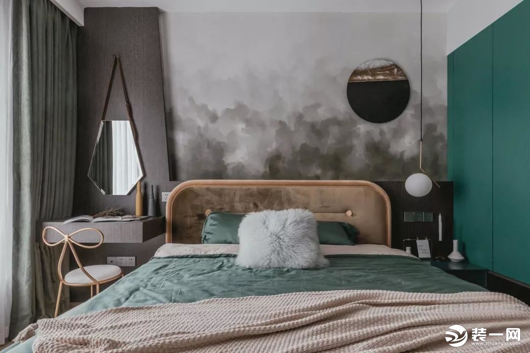 水墨画质感的床头背景墙，结合一幅圆形装饰画与吊灯