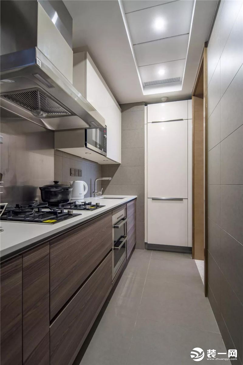 厨房的面积不大，还是一个狭长的空间，所以橱柜也是一字型的布局方案