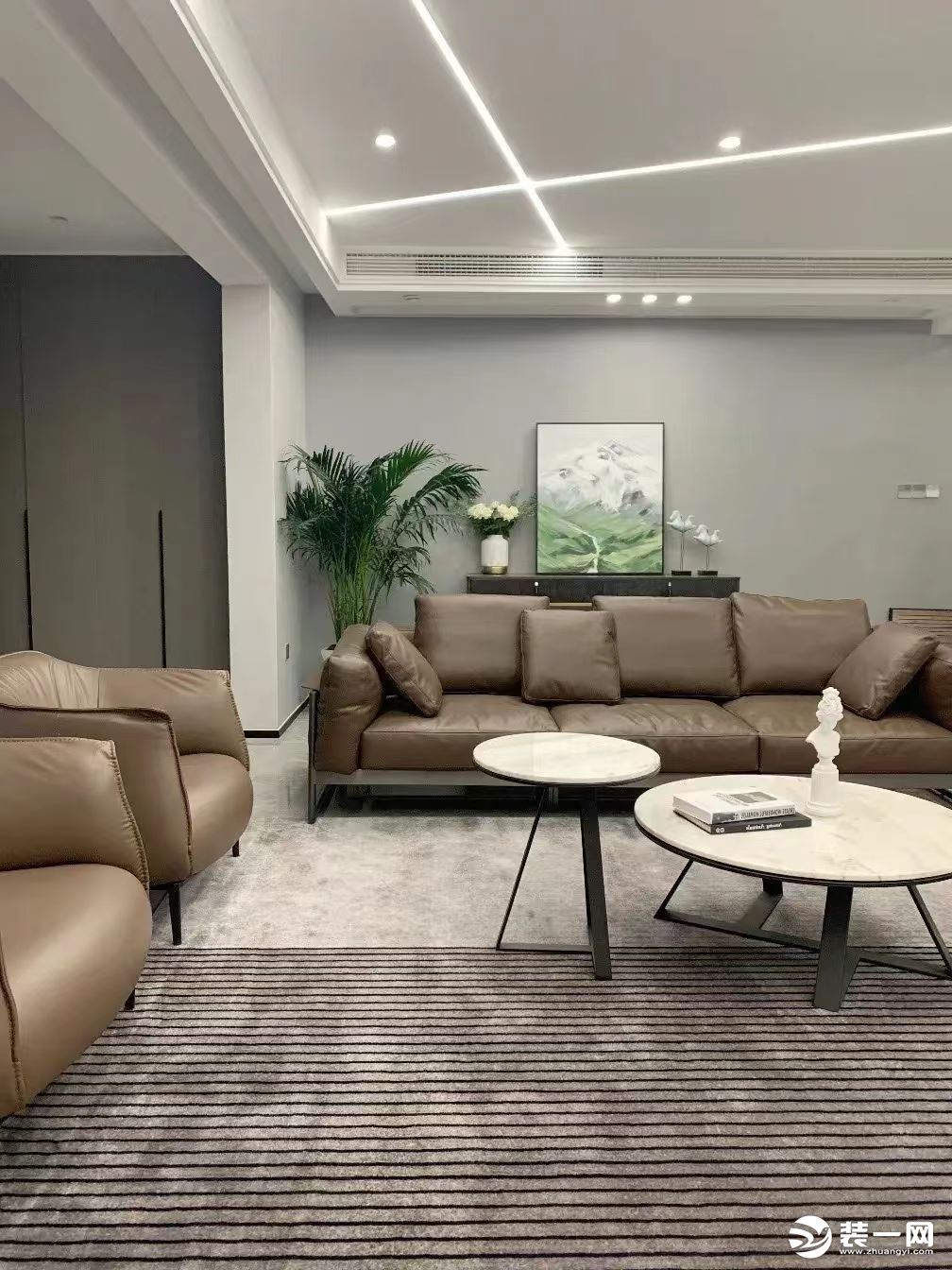 整体现代舒适的空间，布置上舒适自然的沙发后，显得更加高级大气。