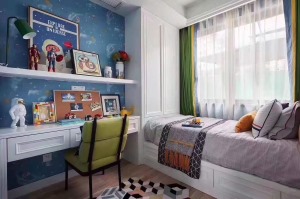 男童房间以蓝色为主打，桌面各种科技相关摆件与背景宇航图相呼应