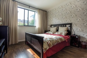 深色的实木地板，白色的实木踢脚线，米色的窗帘，美式复古的双人床，搭配小碎花的床头壁纸，让整个卧室格外