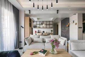 沙发并不靠墙的横厅格局，把沙发后方区域装成休闲区，让居家时光更加惬意舒适。
