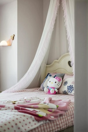 大女儿的儿童房，床头上挂上一款床幔，在粉色调的空间基础下，显得格外的优雅浪漫。