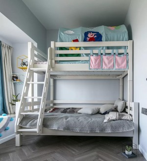 上下铺儿童床，灰色调的空间，让这个小儿童房显得格外的轻松自然，充满了童趣感。
