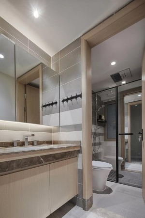 卫生间把洗手盆设在卫生间门外，合理的干湿分离也让空间显得更加的简洁实用。