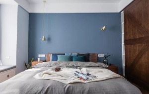 床头背景墙刷成清新蓝，清新洁净。步入式衣帽间与主卫相连，更合理的利用好卧室空间。