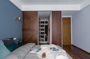 床头背景墙刷成清新蓝，清新洁净。步入式衣帽间与主卫相连，更合理的利用好卧室空间。
