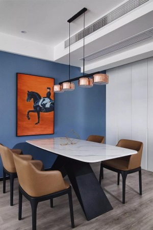 餐厅角度，灰蓝色的墙面是整个餐厅的中心点，非常能抓住人的要求，配以橙色的装饰画，撞色的效果体现出来。