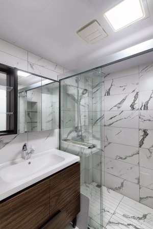 卫生间还是以洁净为主，为了防滑处理，淋浴房的地面做了拉槽处理。