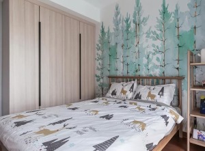 绿色松树的墙纸，配以白色小鹿图案的床品，温馨素雅，又不失童趣，十分适合成长中的孩子居住。