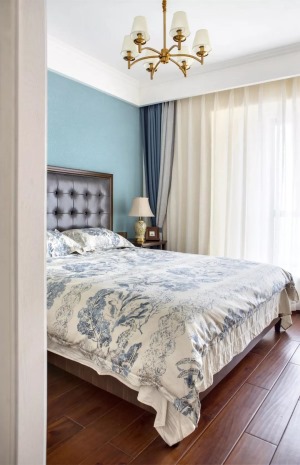 主卧背景墙使用了马卡龙蓝色，与窗帘的淡蓝色不同，两种不同的蓝色表现出了层次感，也与深色的家具形成对比