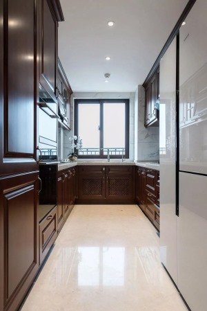U型的厨房布局，配合嵌入式的厨电收纳，整体打造了清爽利落的下厨空间。
