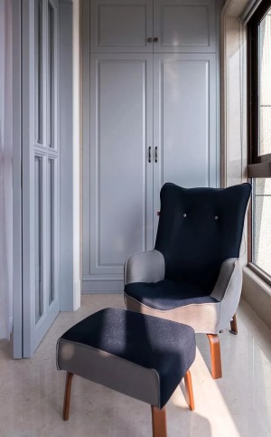 阳台摆上一套灰+蓝色的布艺休闲椅，在窗边小憩也很自在舒适。
