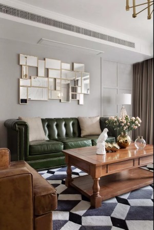 客厅，背景墙采用镜面的设计处理，层层向上的韵律线条充满艺术风情，配以金属的边几与吊灯，在美式家具的映