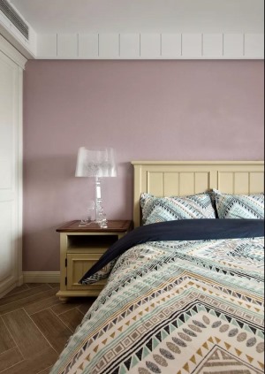 高箱床與衣柜合理利用空間收納，幾何圖案的床品與主臥的床品保持一致。