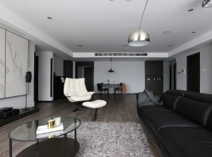 黑色质感的皮沙发跟简约线条的碰撞使空间十分干净