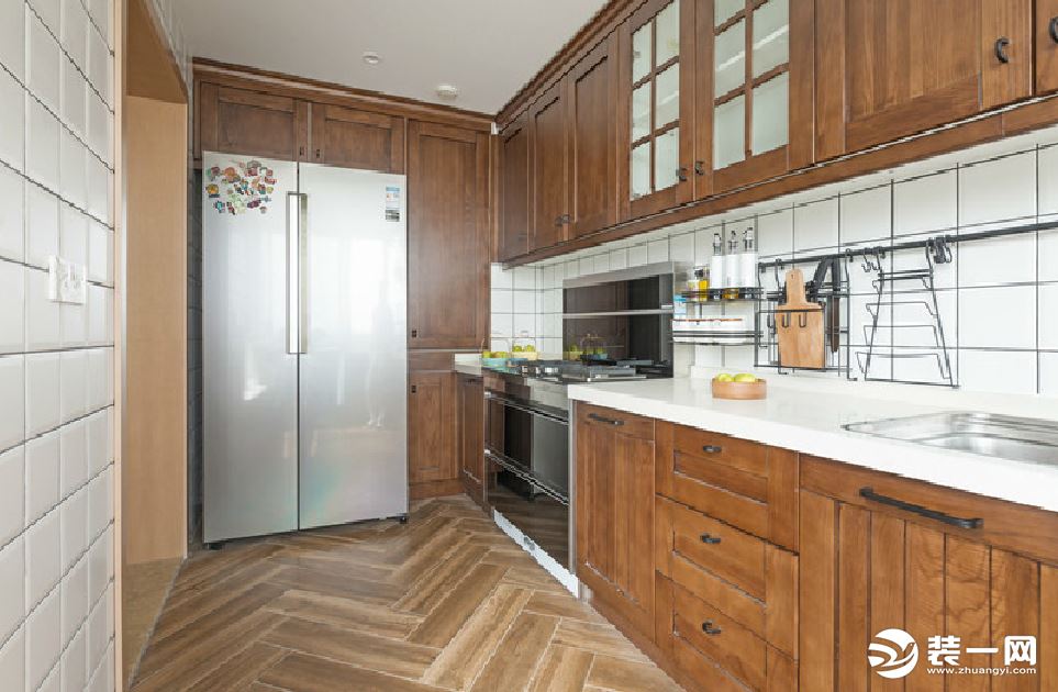 厨房延续了整体搭配，实木与白色瓷砖结合，自然质感完美体现