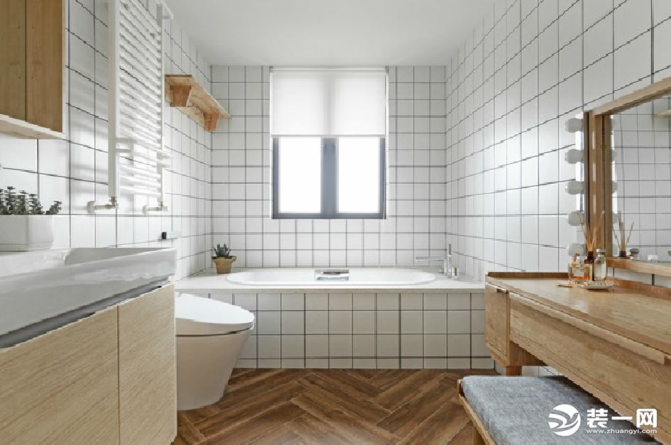 卫浴的风格与厨房类似，整齐划一的小方格瓷砖搭配人字形铺设的木地板，