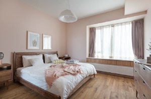 原木风味贯穿全屋，卧室窗台更是将实木与收纳机能相结合，创意十足。