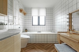 卫浴的风格与厨房类似，整齐划一的小方格瓷砖搭配人字形铺设的木地板，